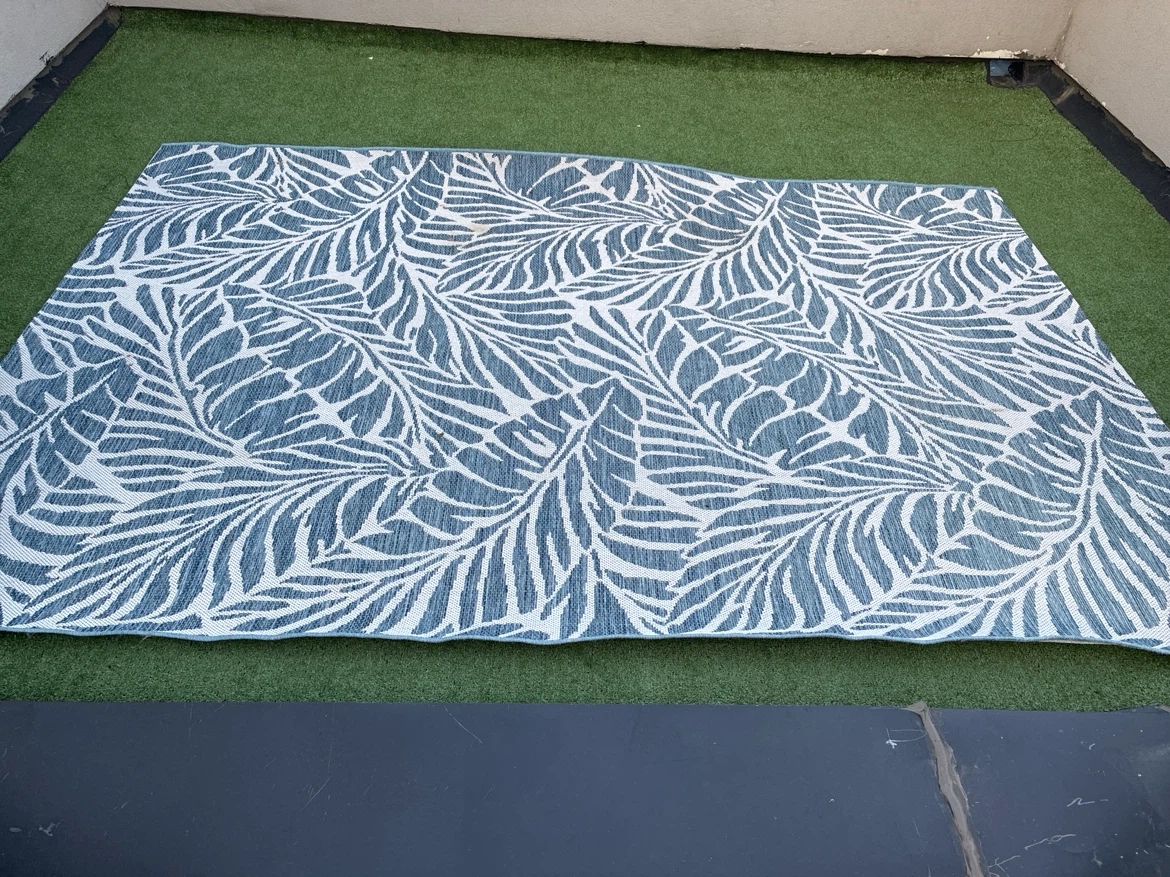 Outdoor Blue and White Leaf Pattern Area Rug