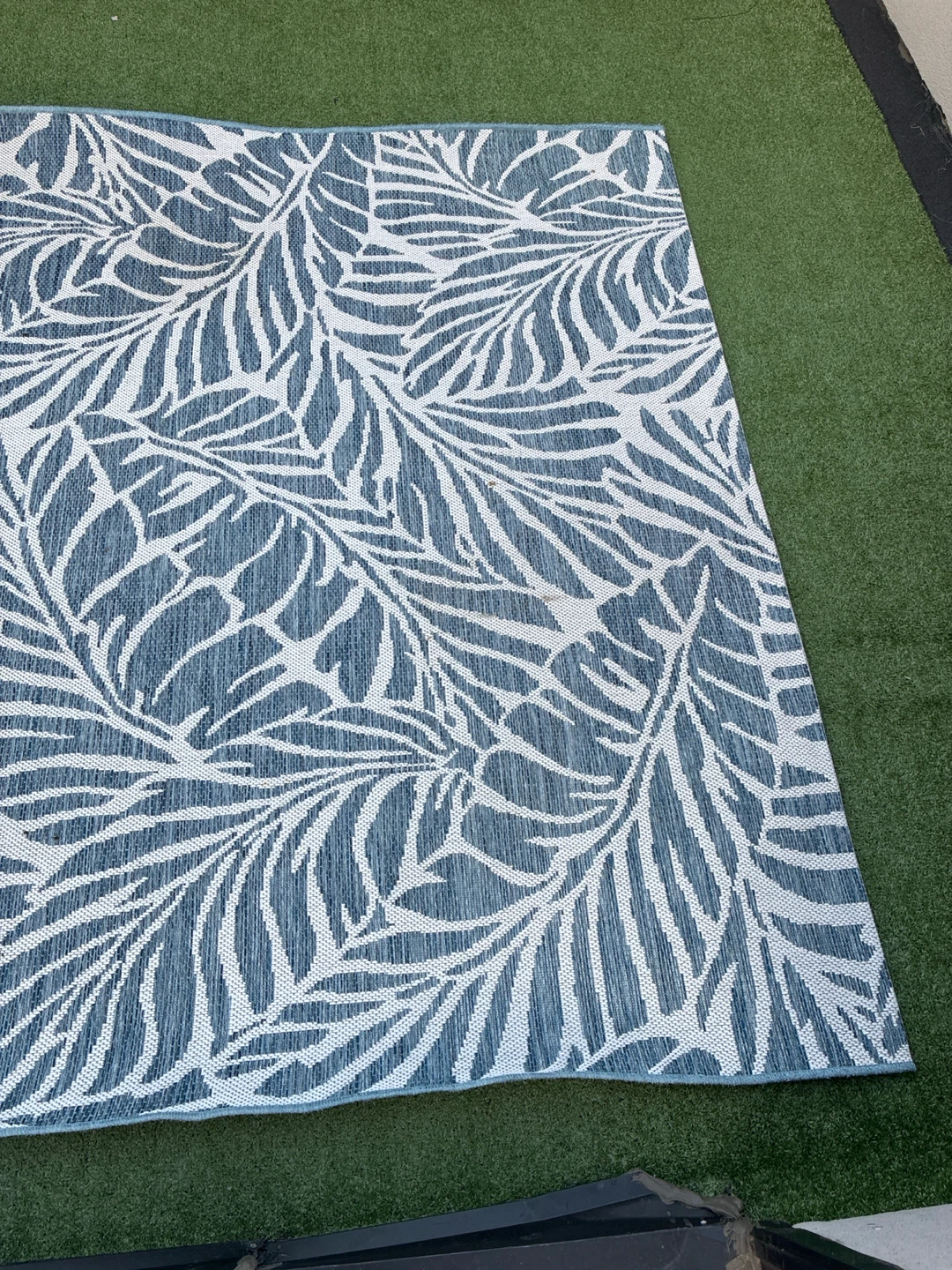Outdoor Blue and White Leaf Pattern Area Rug - photo 3