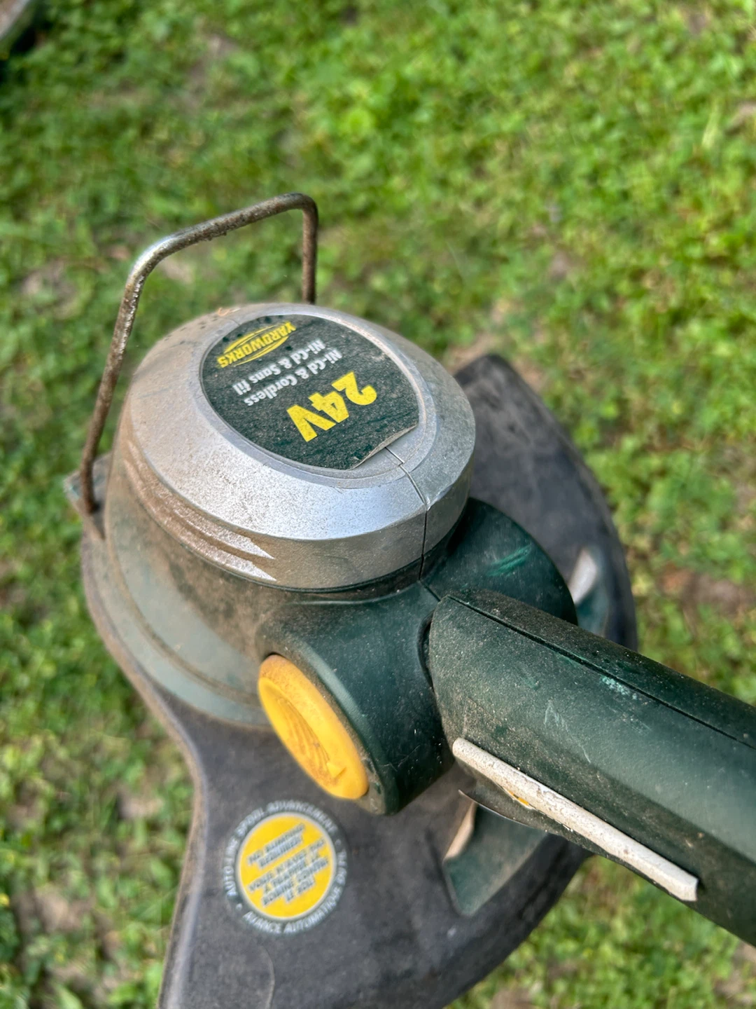 Yardworks 24V Cordless Grass Trimmer/Edger - photo 5