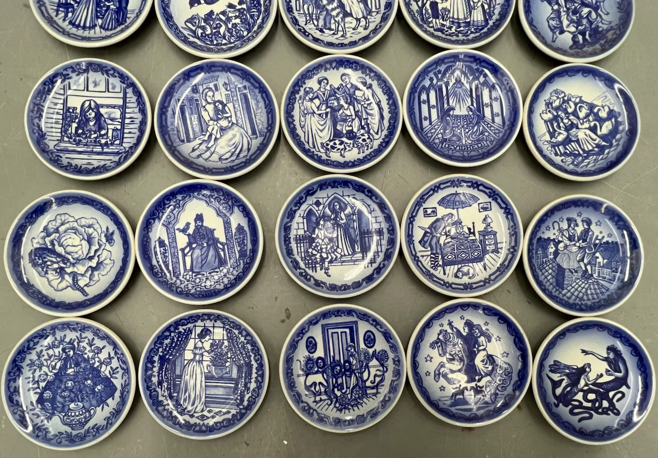 Complete Set 25 Royal Copenhagen Andersen Plates & Wood Display - photo 2