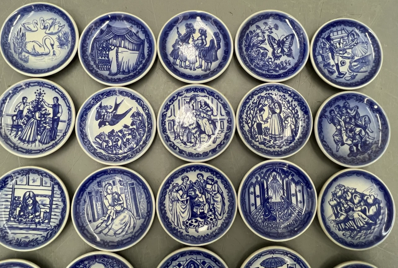 Complete Set 25 Royal Copenhagen Andersen Plates & Wood Display - photo 3