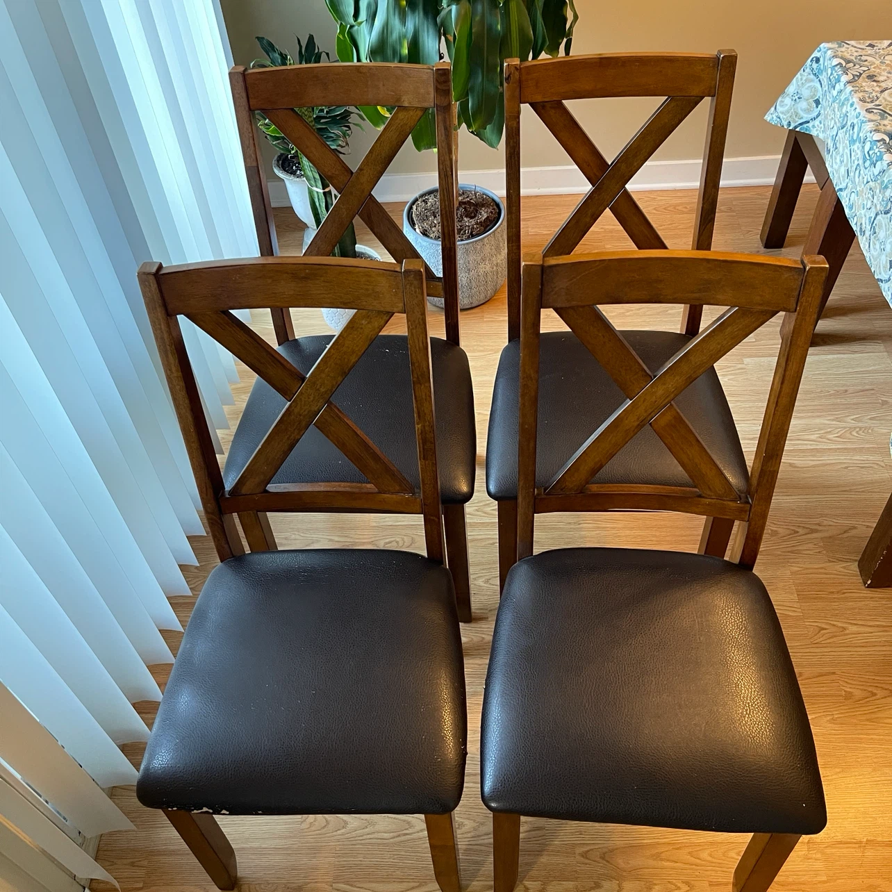 Set of 4 dinning chairs