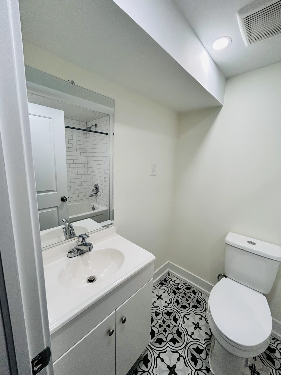 Studio basement for rent - photo 2
