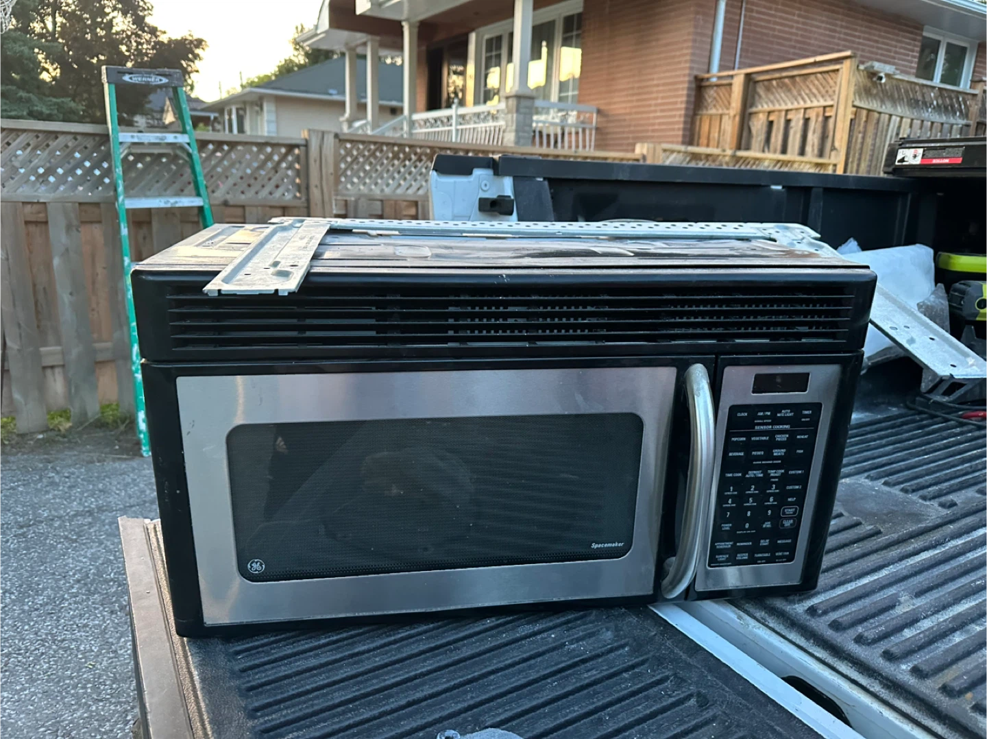 GE Spacesaver Over-the-Range Microwave - photo 2