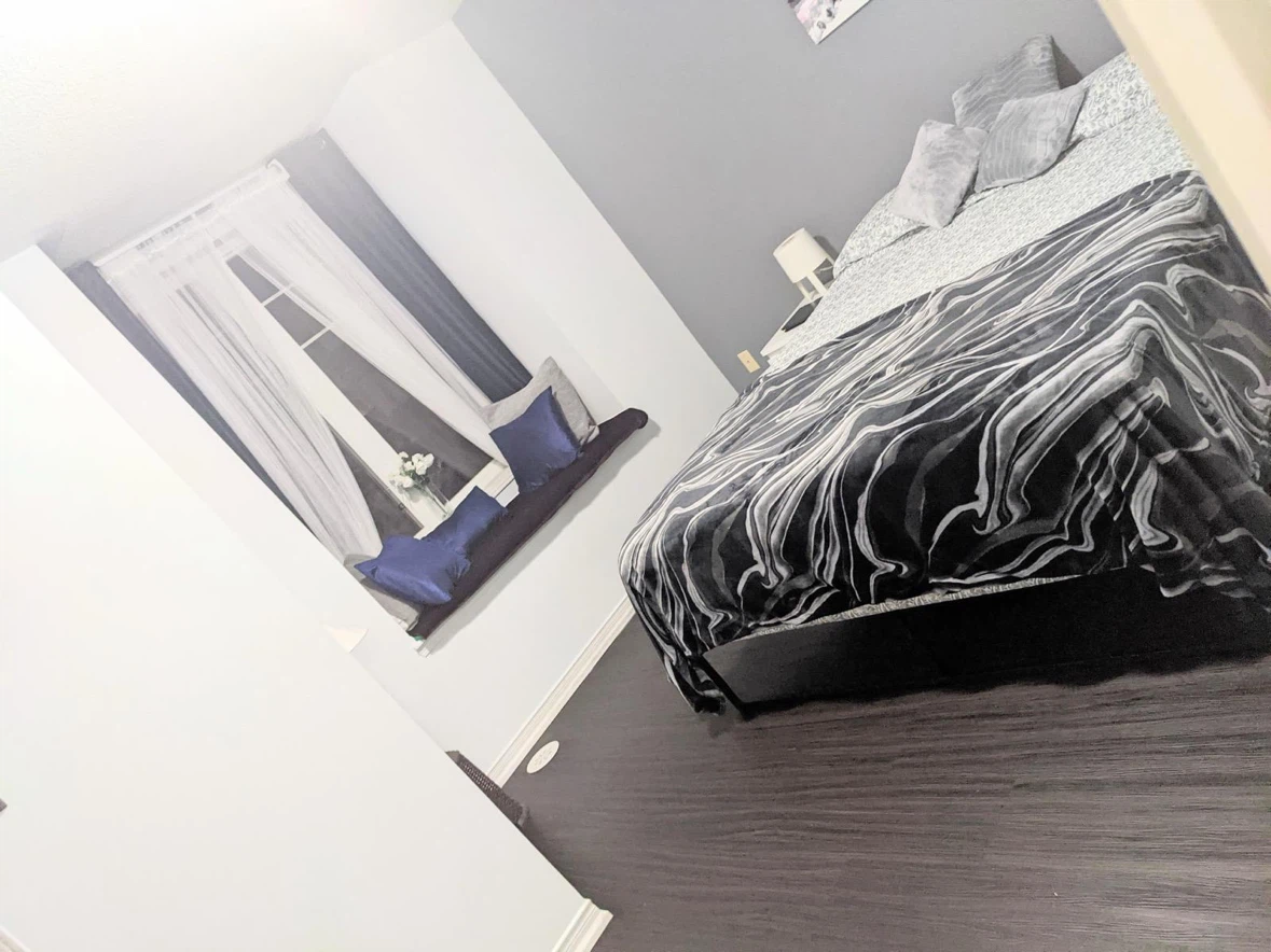 Large Master Bedroom with Private Ensuite Bathroom - photo 2