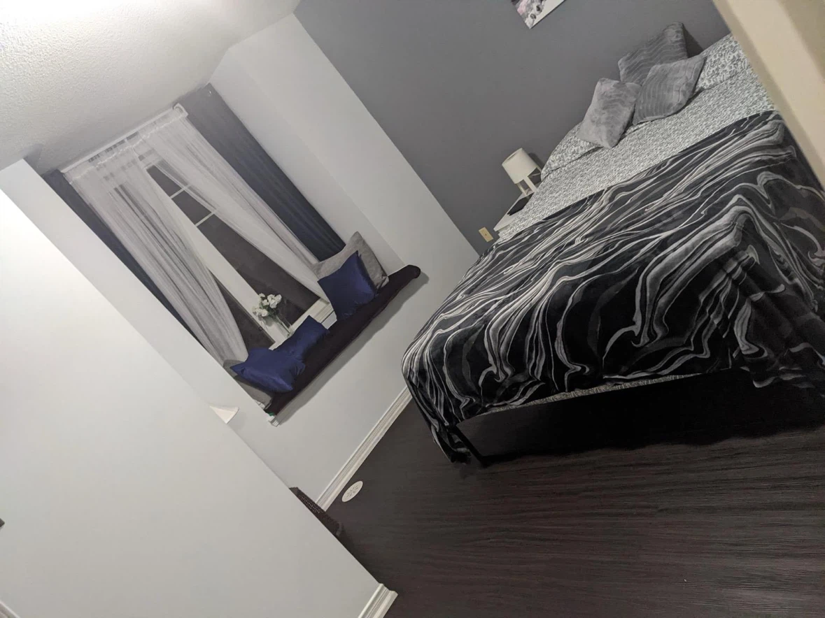 Large Master Bedroom with Private Ensuite Bathroom - photo 3