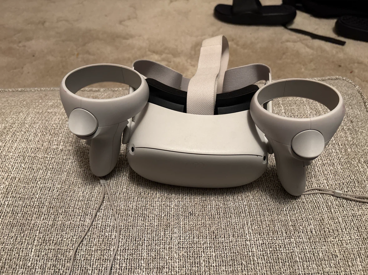 (lightly used)Meta Quest 2 VR Headset with Controllers