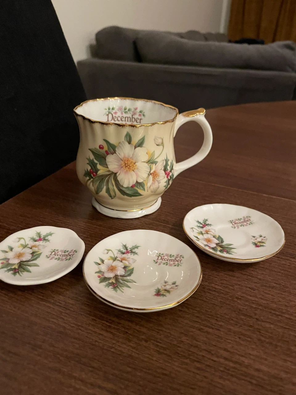 Elizabethan "December" Mug with 3 Saucers