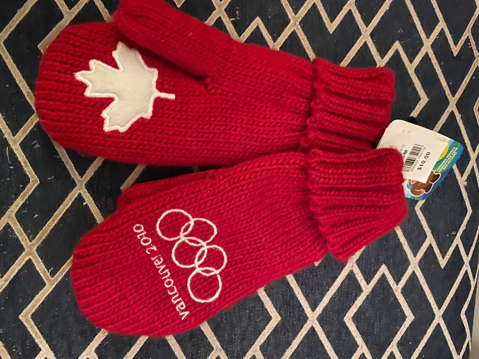 Vancouver 2010 Red Mittens with Canadian Maple Leaf