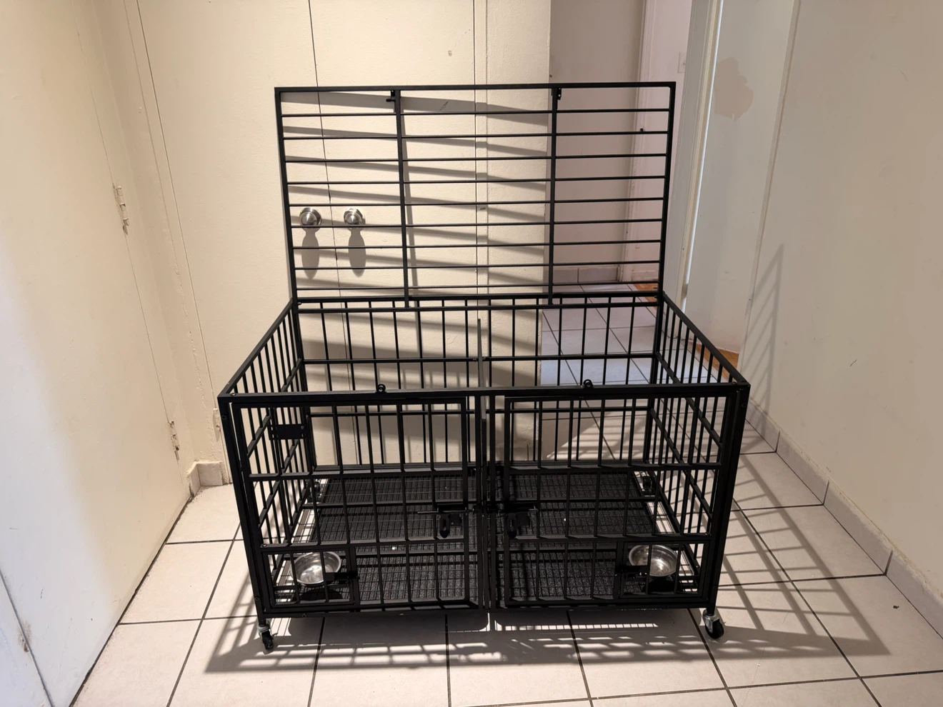 XL Heavy-Duty Dog Crate with Bed, Mat & Bowls - photo 4