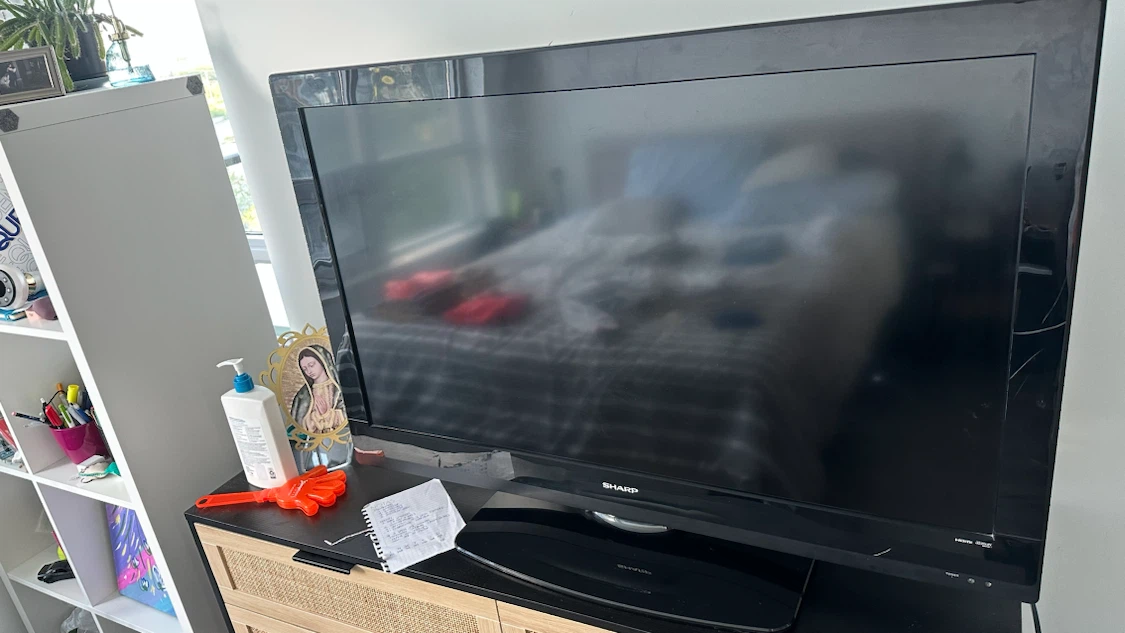 Sharp LC-42SV50U 42-inch LCD TV
