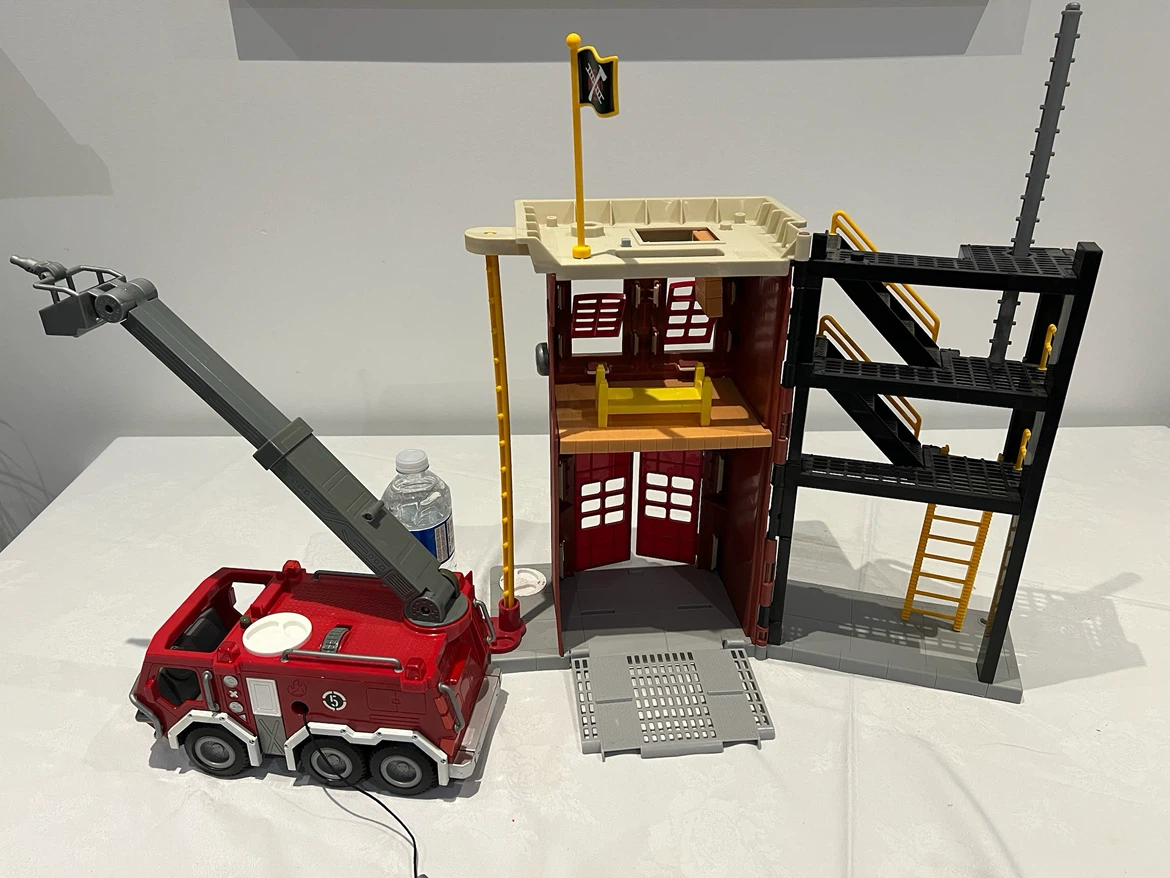 Fisher-Price Little People Fire Station with Fire Truck - photo 2