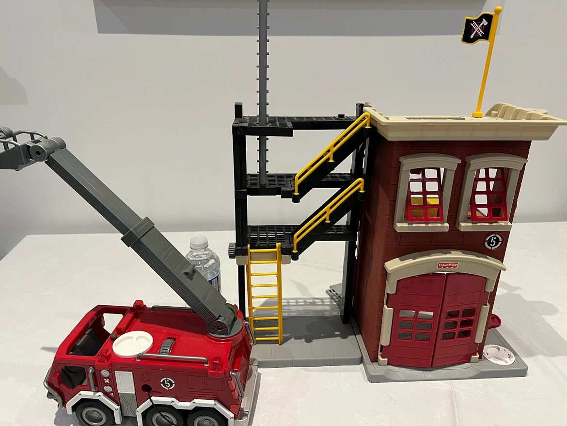 Fisher-Price Little People Fire Station with Fire Truck - photo 5