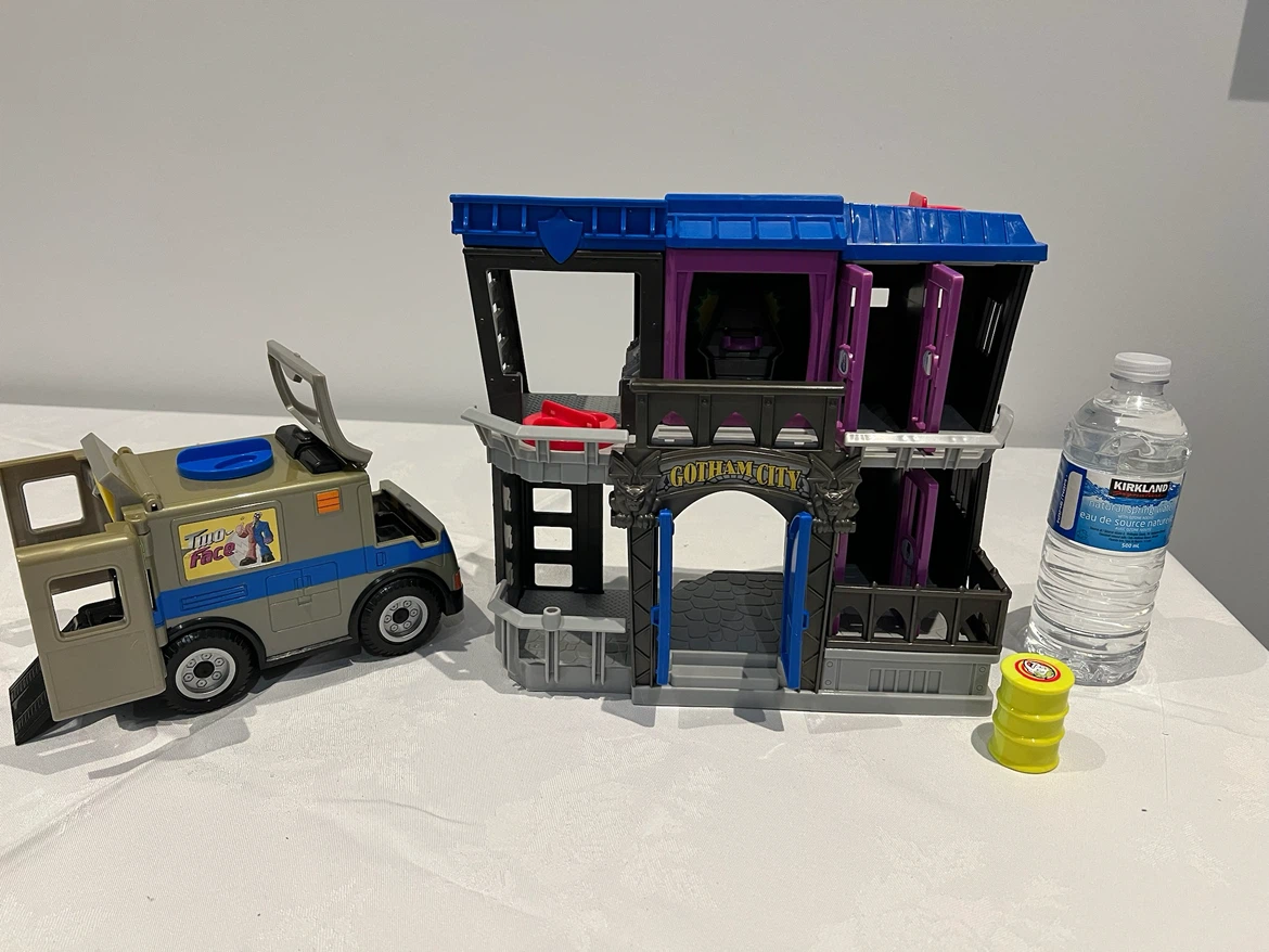 Batman "Two-Face" Vehicle and Gotham City Playset - photo 3