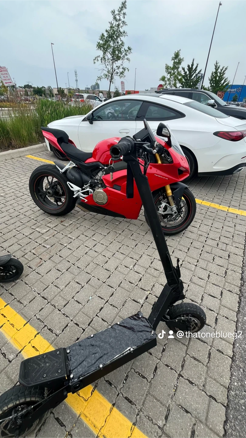 Blacked out kukirin g2 electric scooter with key ignition
