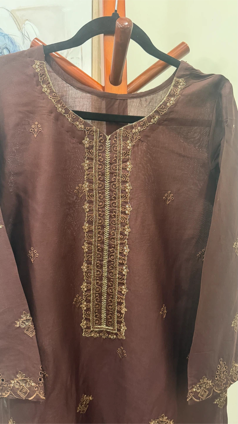 Embroidered Brown Kurti with Pants and Dupatta - photo 4