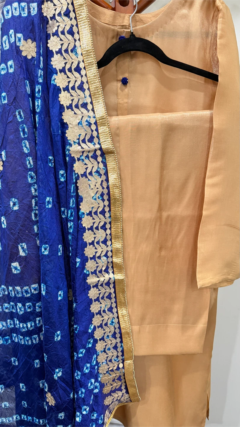 3-Piece golden Kurta Set with Blue Bandhani Dupatta - photo 5
