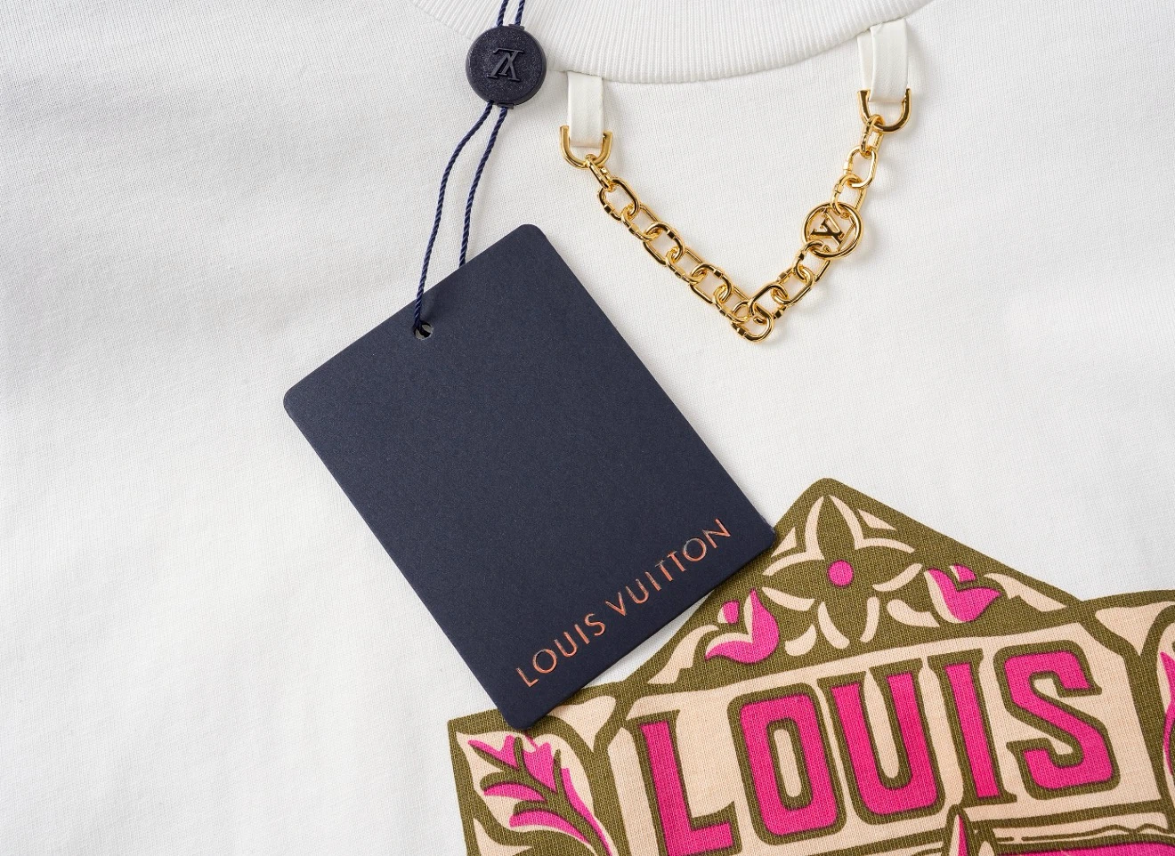 Louis Vuitton White T-Shirt with Gold Chain Detail - photo 3