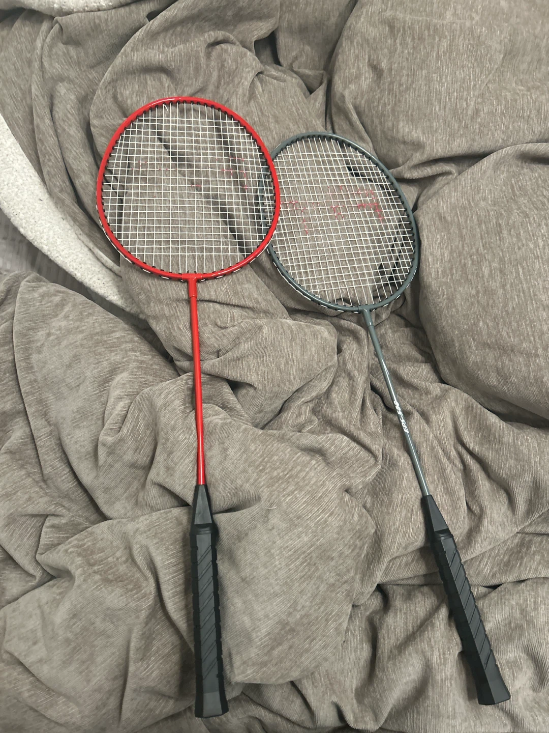 Set of 2 Badminton Rackets - Red and Grey
