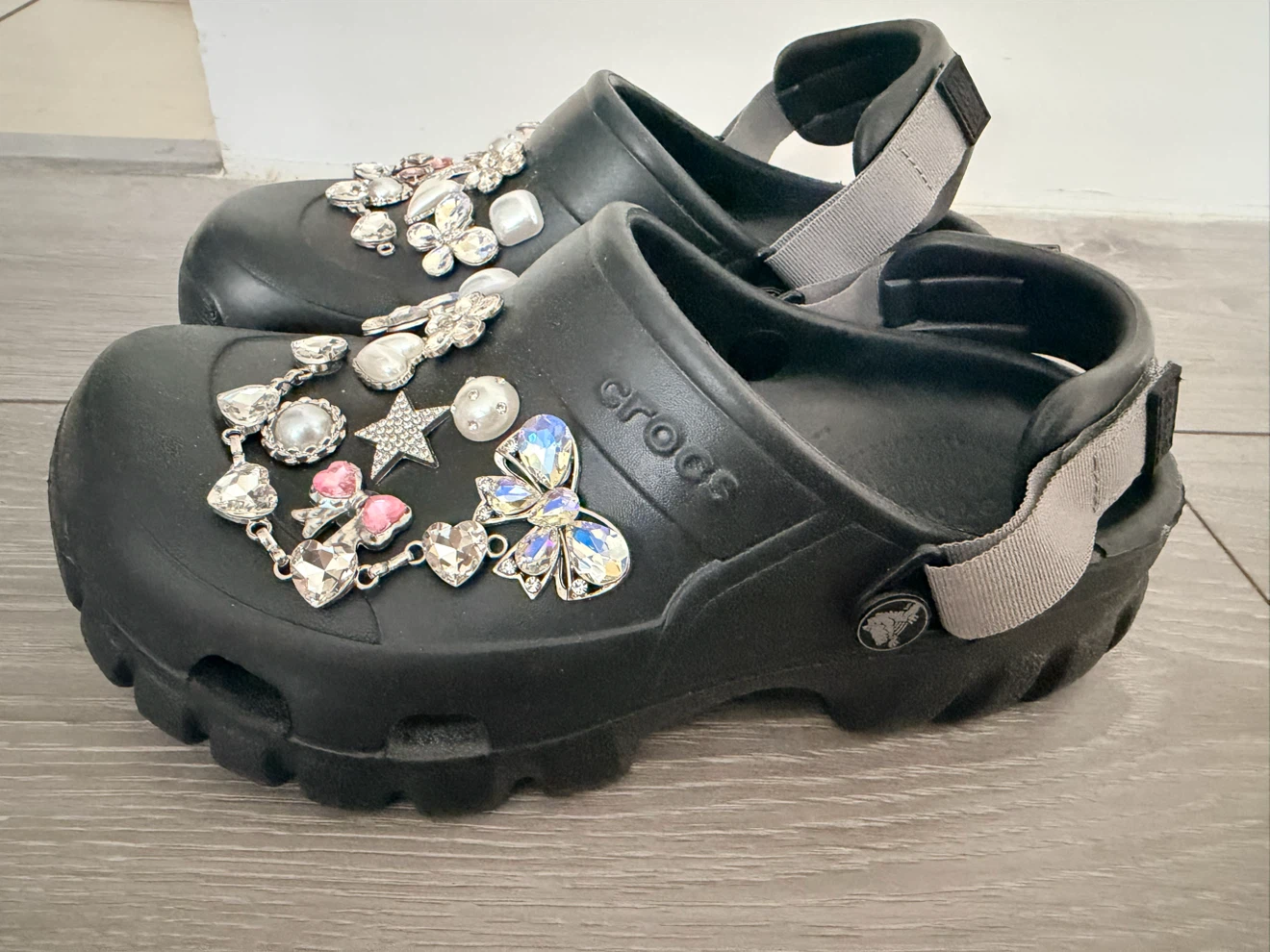 Black Crocs with Charms - photo 2