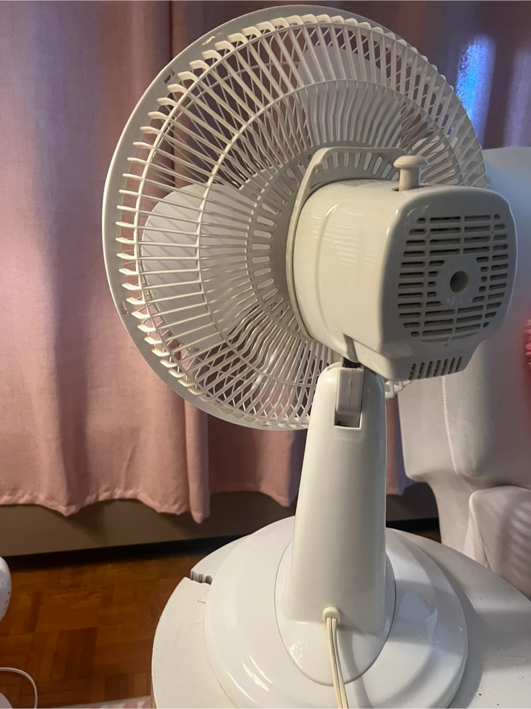 White Electric Desk Fan - photo 2