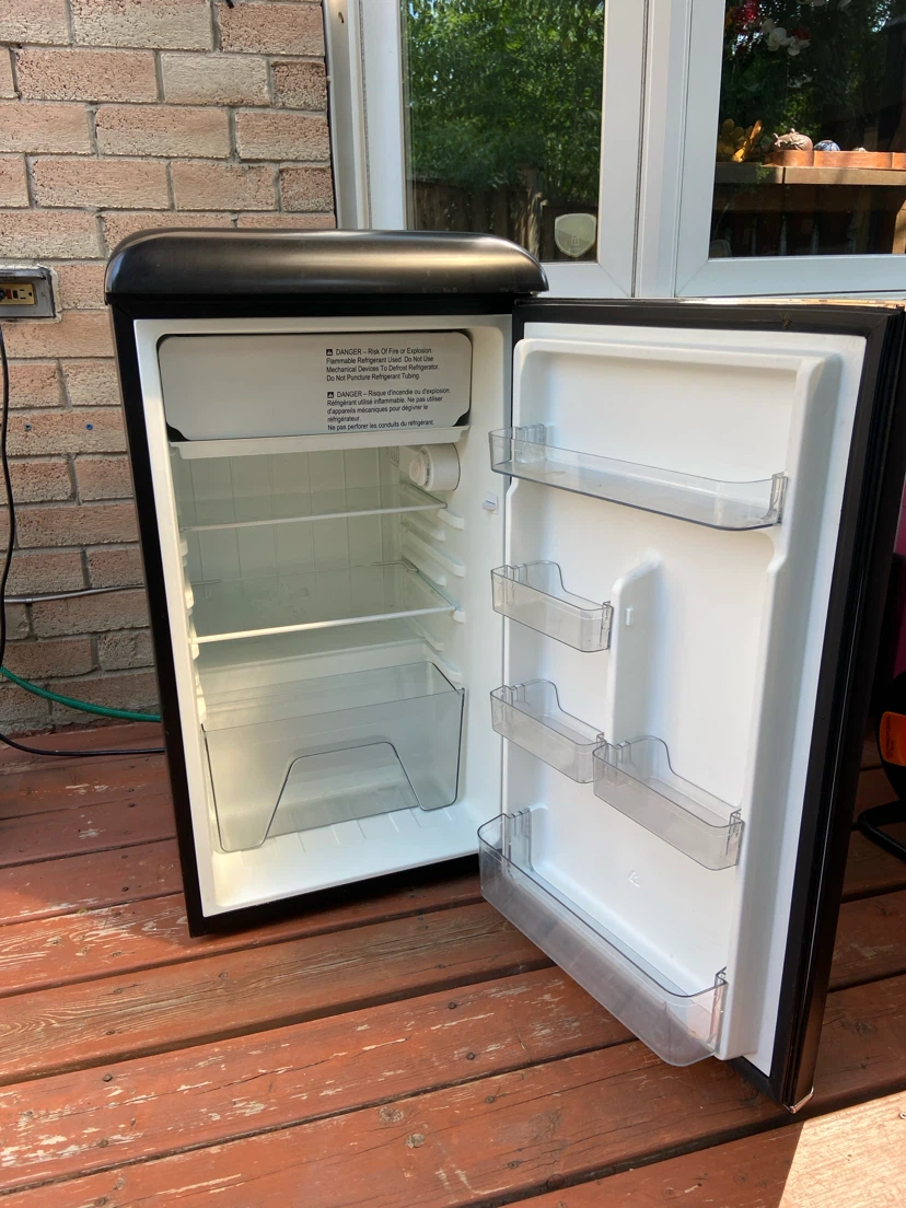 Galanz Retro Mini Fridge GLR35BKER - photo 2