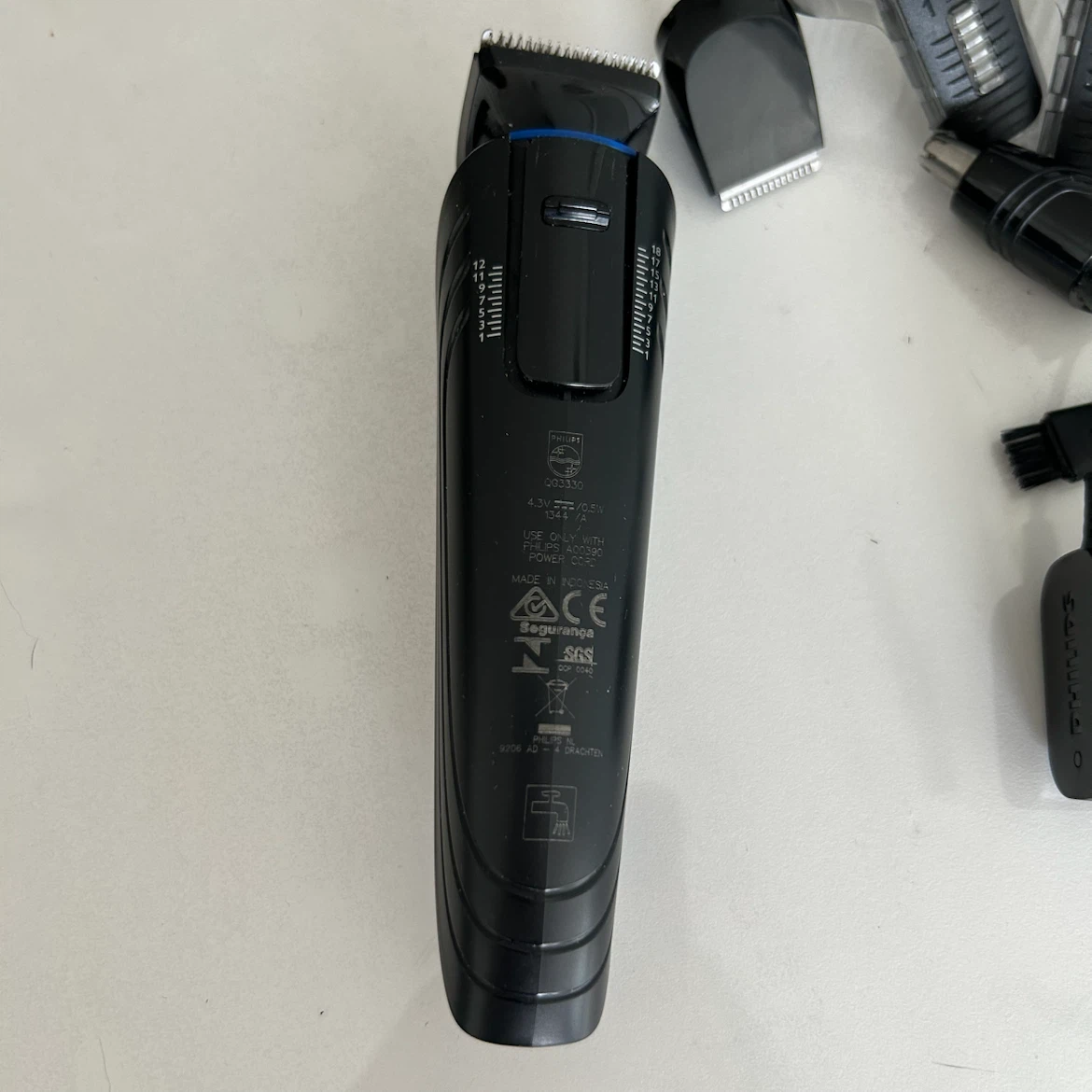 Philips Multigroom QG3330 Trimmer - photo 3