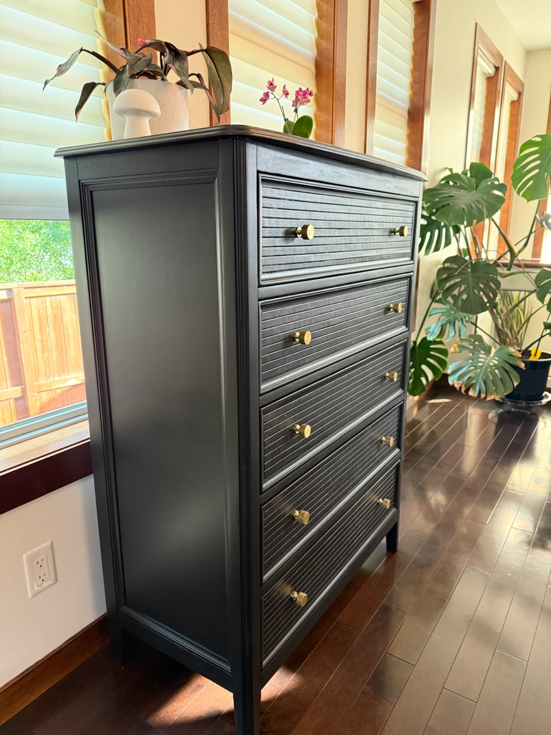Modern Black Fluted Solid Wood Dresser - photo 4