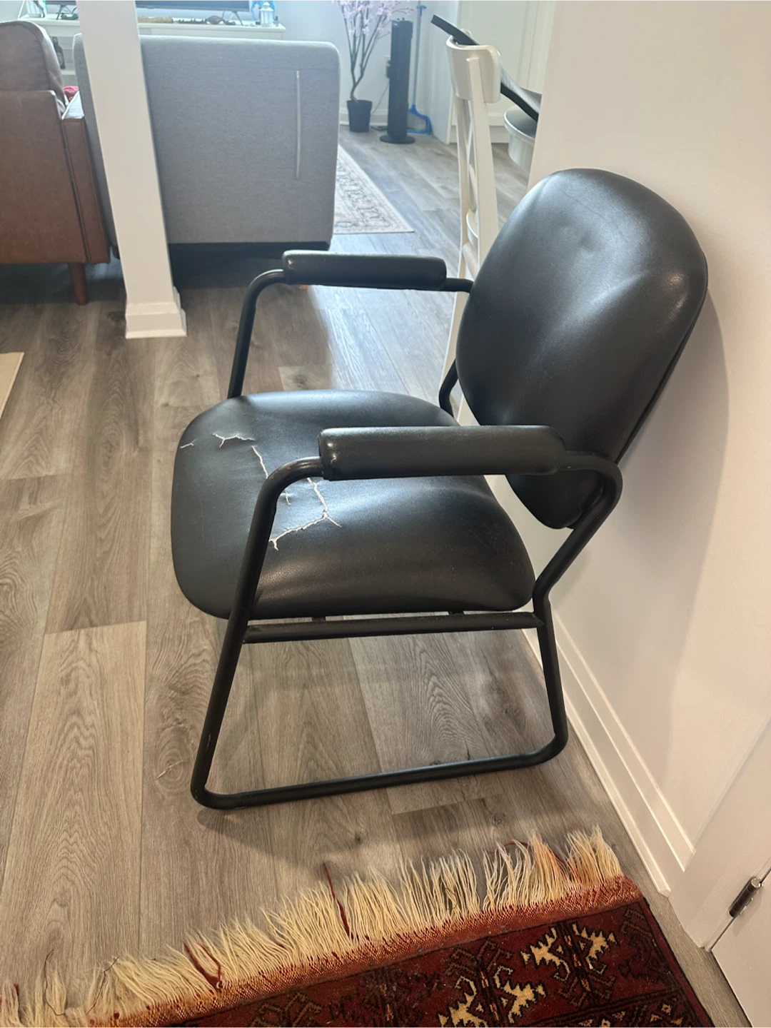 Black Armchair - photo 2