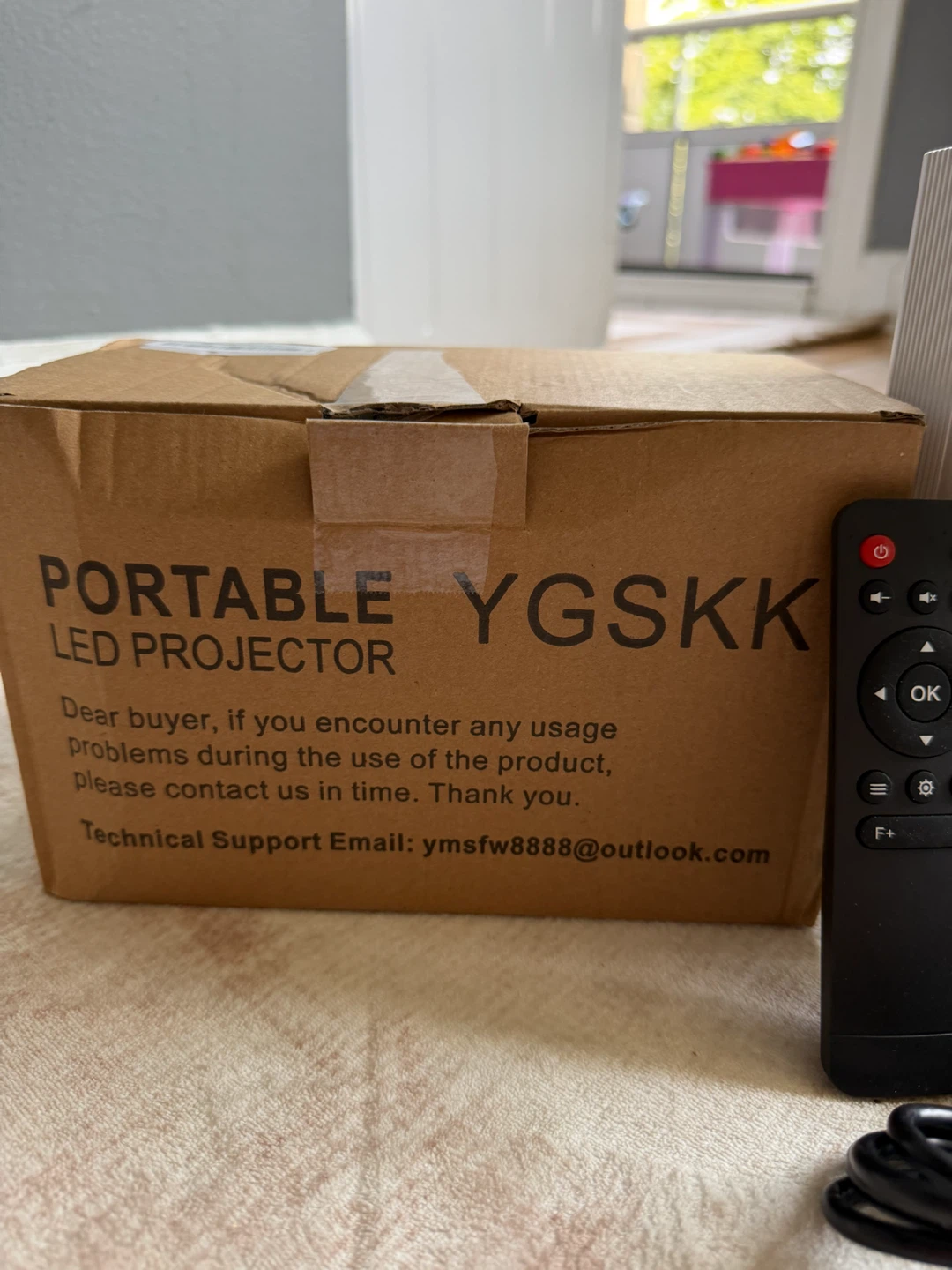 YGSKK Portable LED Projector with Remote - photo 4