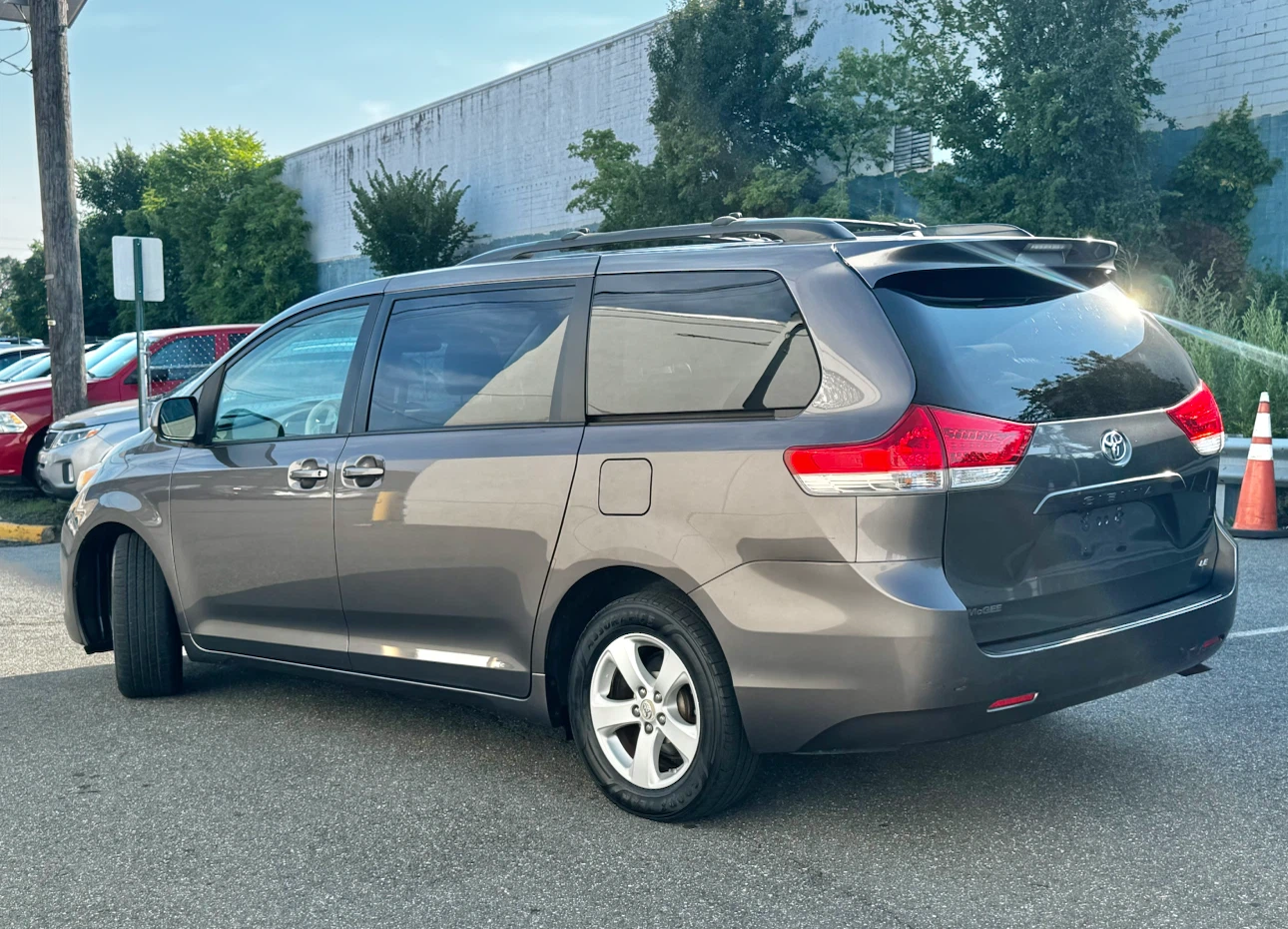 2012 Toyota Sienna LE Minivan - photo 2