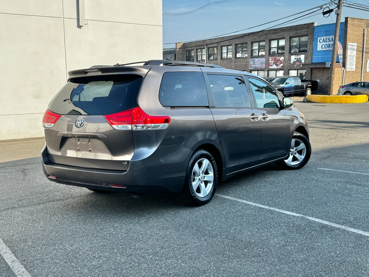 2012 Toyota Sienna LE Minivan - photo 4