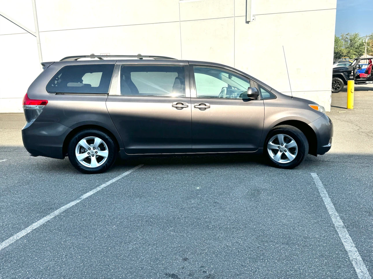 2012 Toyota Sienna LE Minivan - photo 5