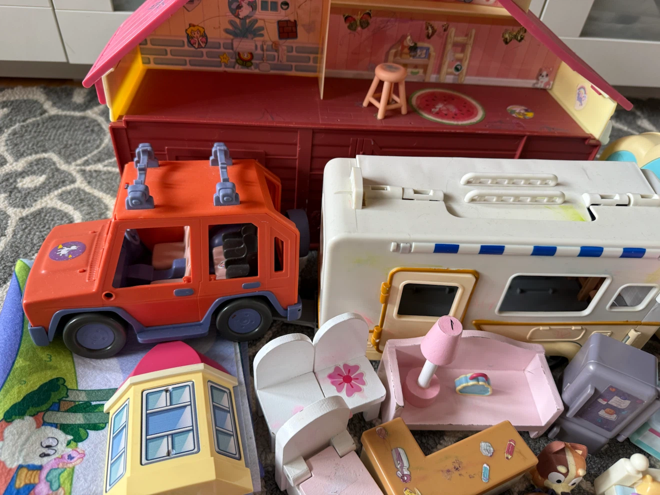 Bluey Family Toy Set with House and Camper - photo 3
