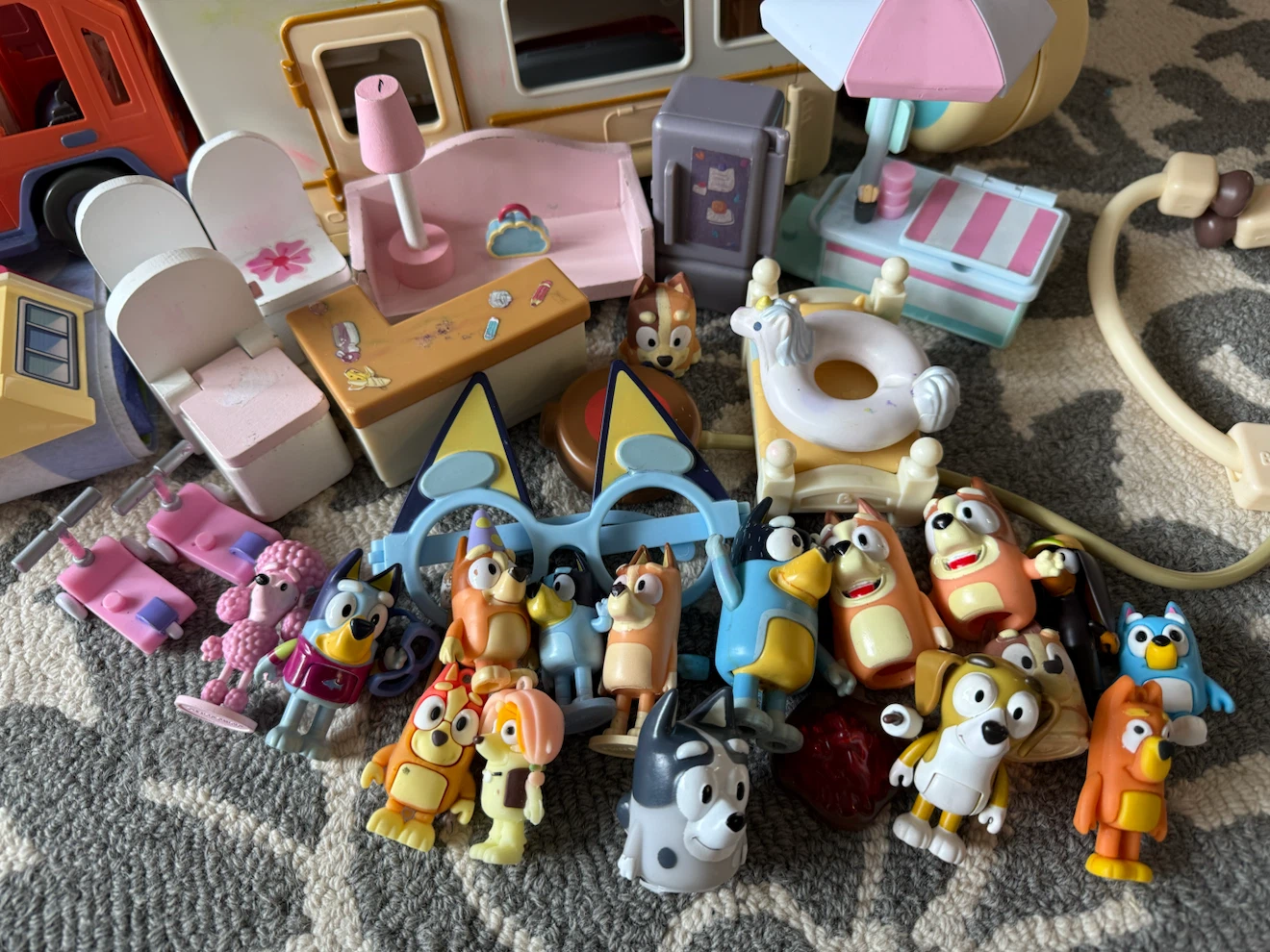Bluey Family Toy Set with House and Camper - photo 4