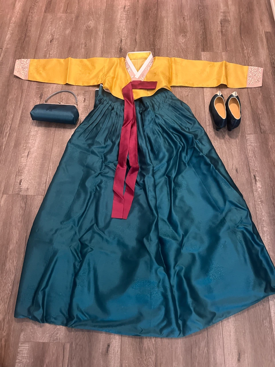 Moving Sale -  Korean Hanbok with accessories - photo 2