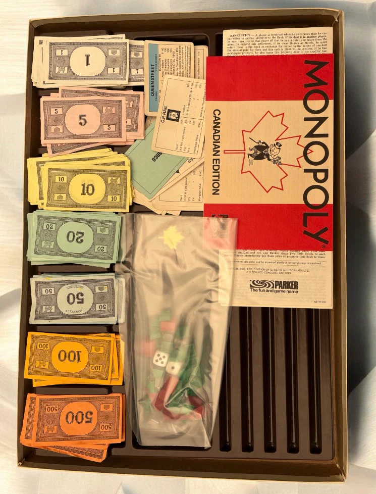 1982 Parker Brothers Canadian Edition Monopoly - photo 2