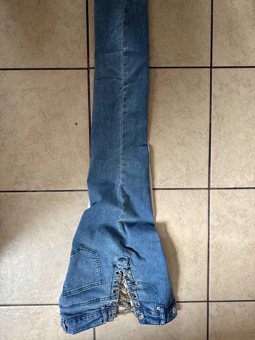 AKIRA Two-Tone Chain Detail Jeans - photo 3