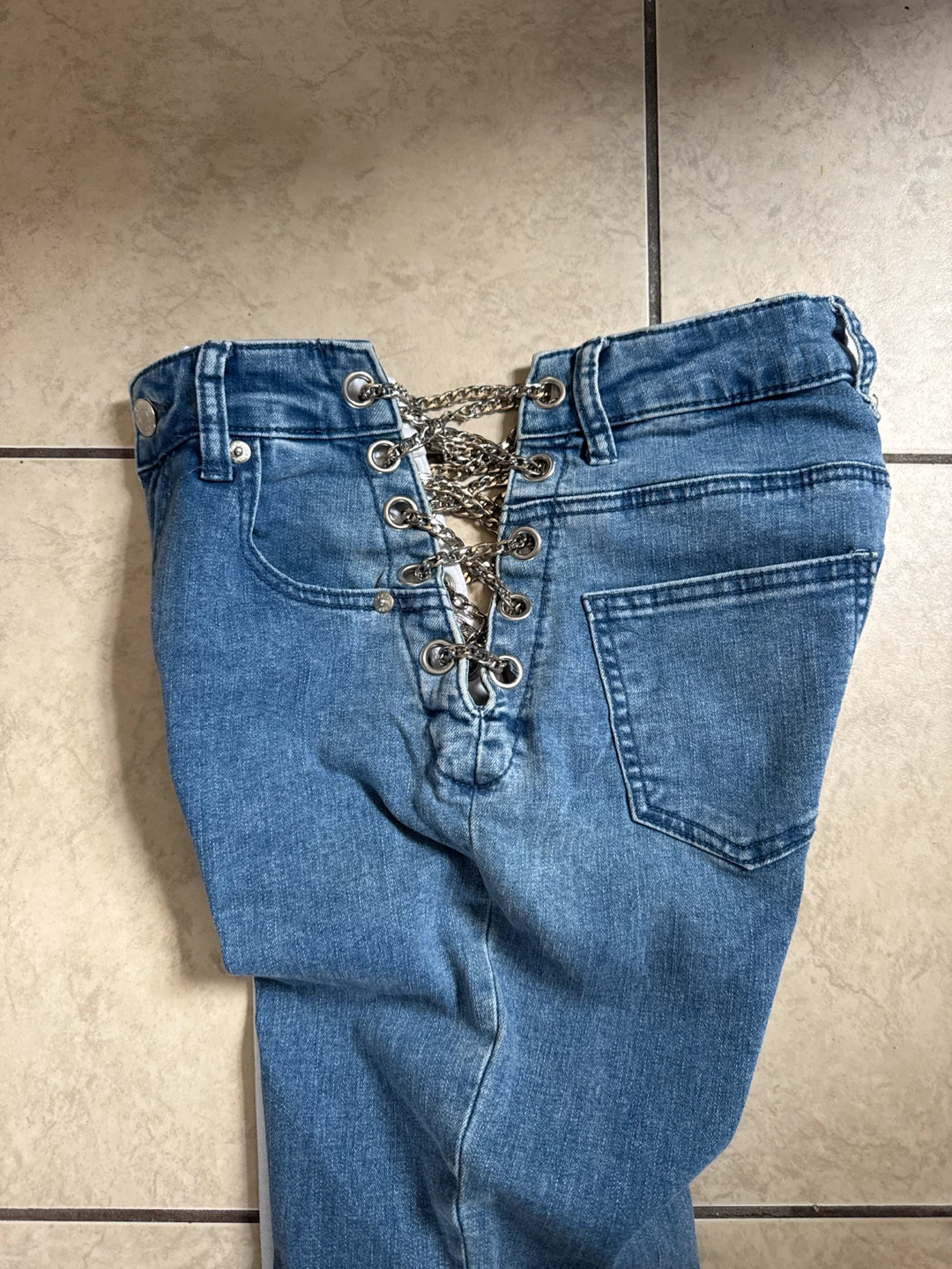 AKIRA Two-Tone Chain Detail Jeans - photo 4