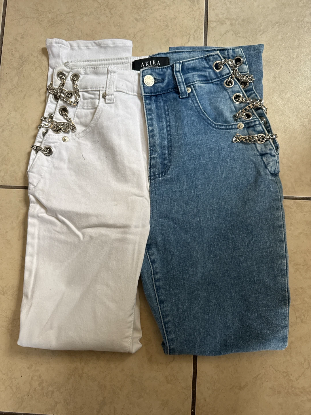 AKIRA Two-Tone Chain Detail Jeans - photo 5
