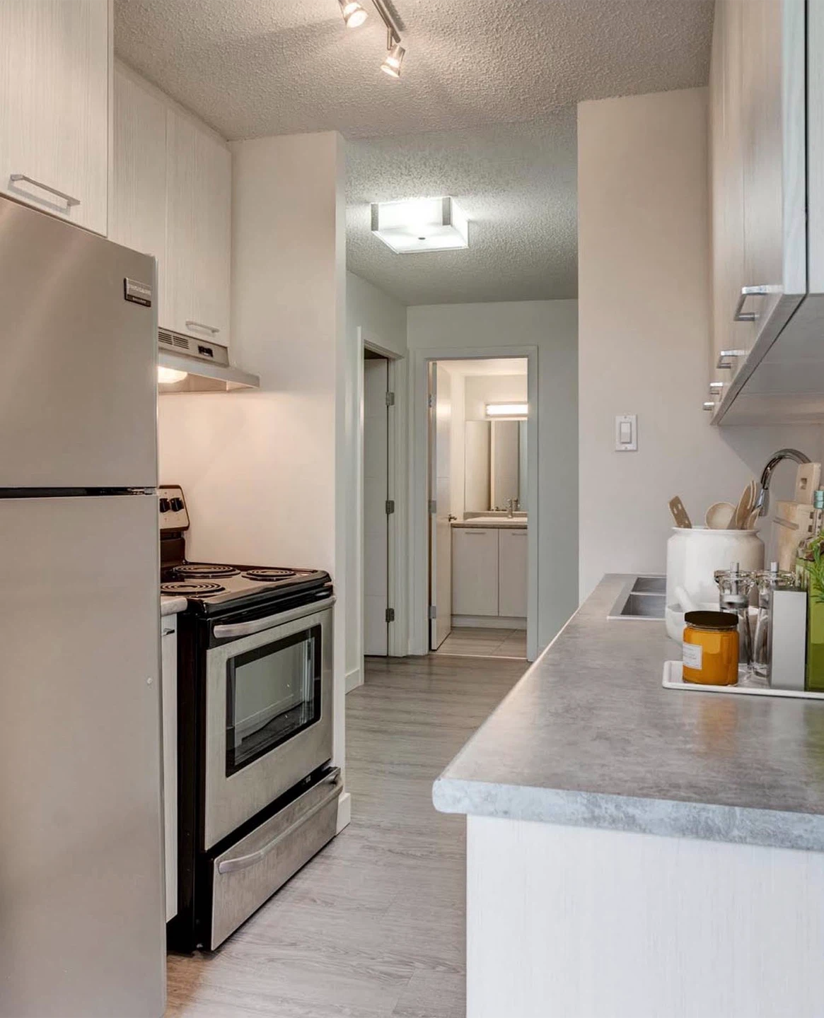 2 Bed 1 Bath Apartment - lease takeover - photo 2
