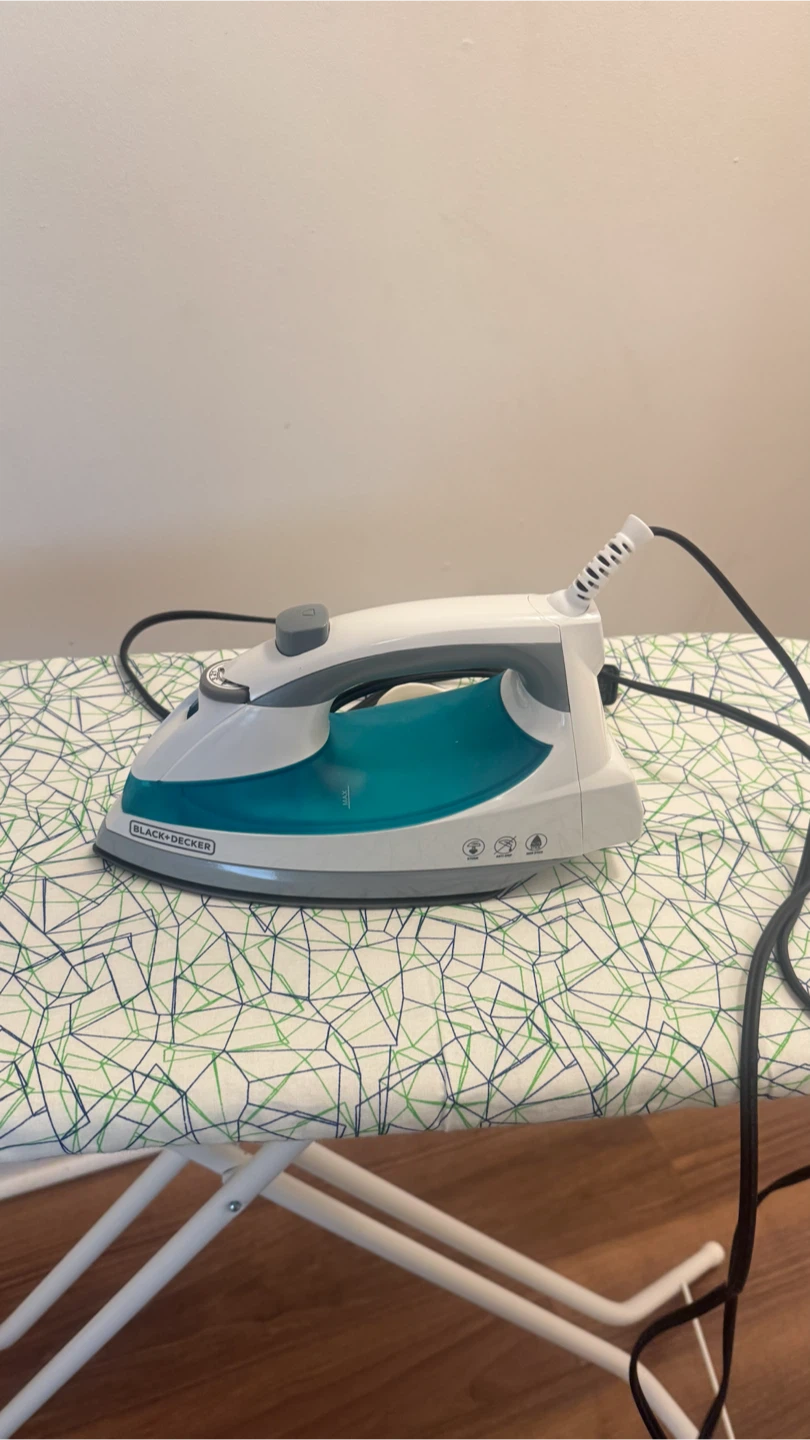 BLACK+DECKER Steam Iron and Ironing Board Set - photo 2