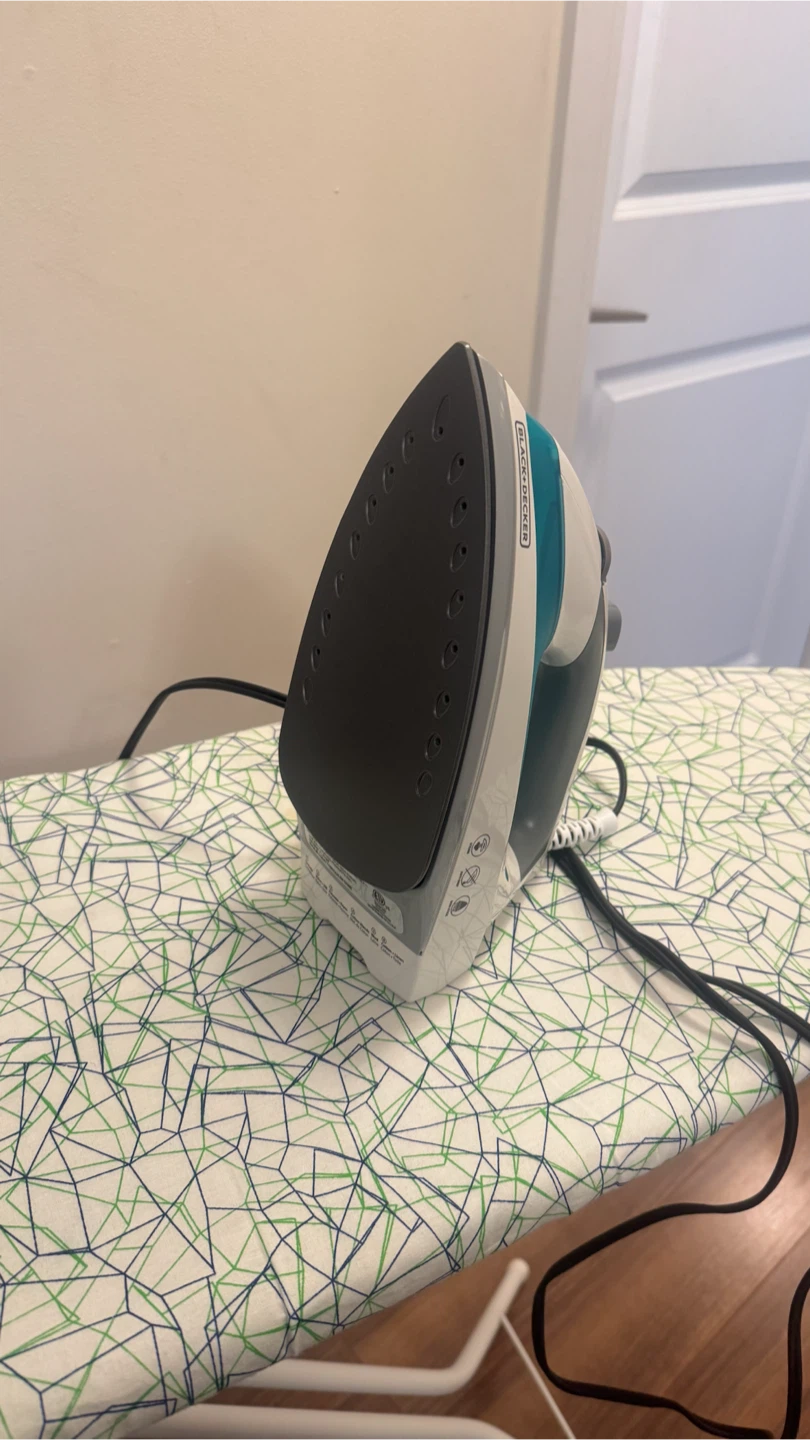 BLACK+DECKER Steam Iron and Ironing Board Set - photo 3