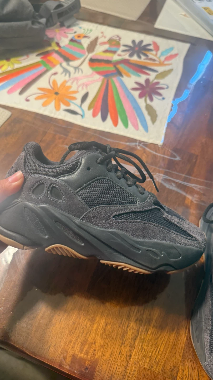 Adidas Yeezy Boost 700
