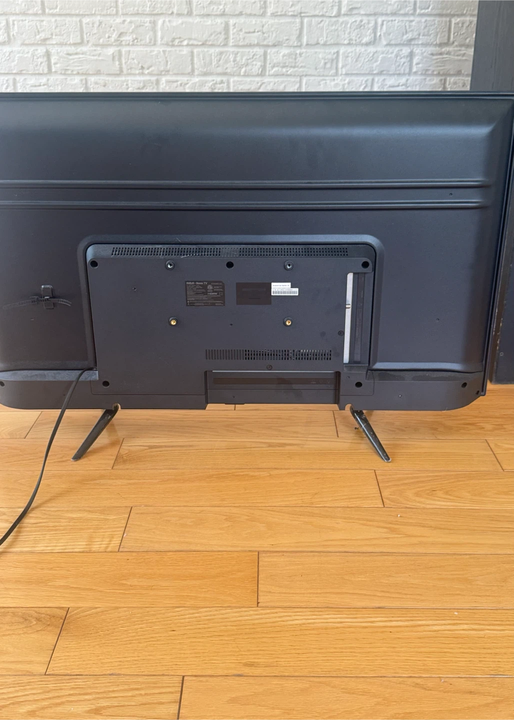 RCA 42" FHD Roku TV RTR4262-CA - photo 5