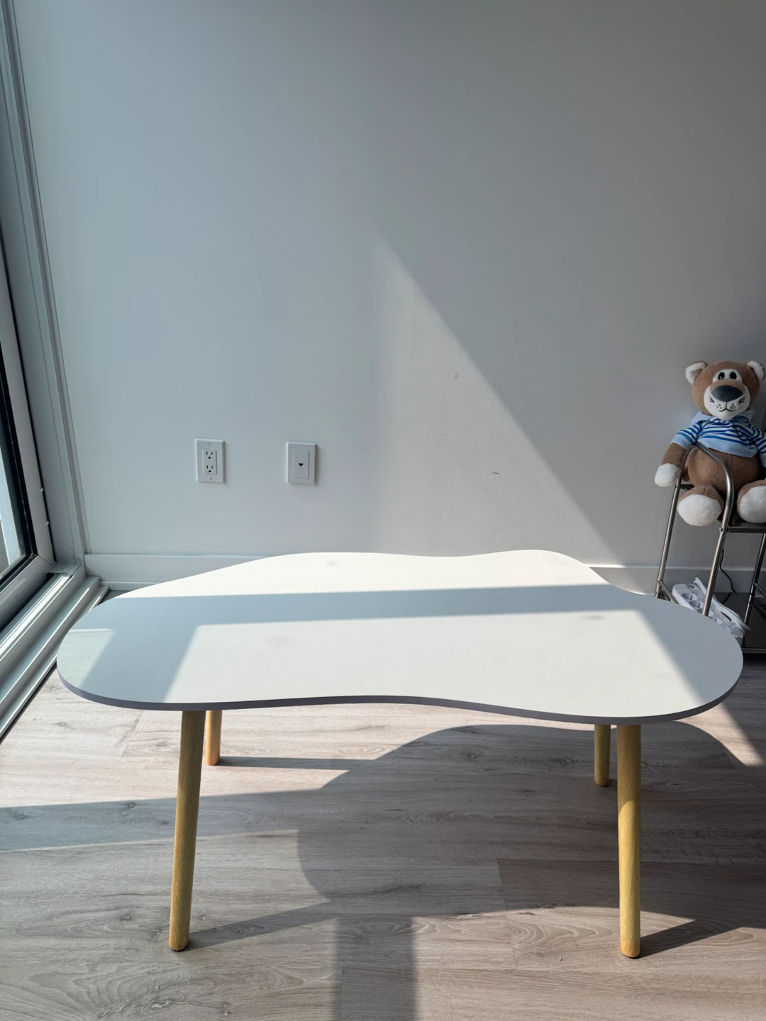 Modern White Coffee Table – Like New - photo 2