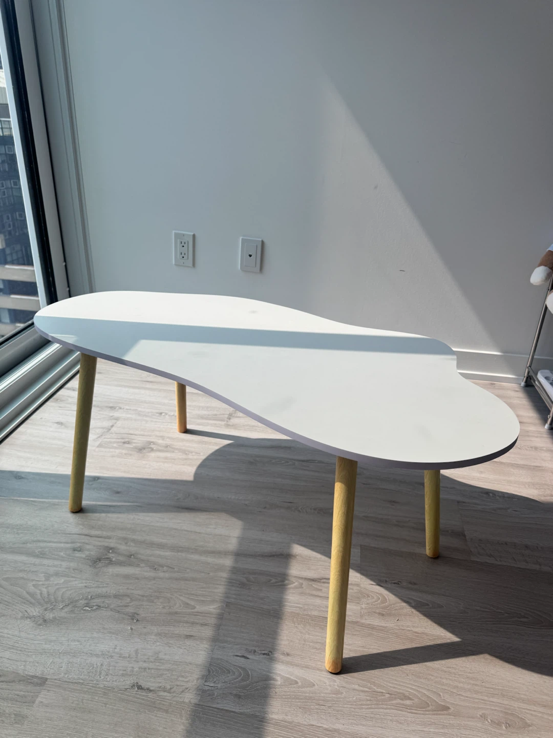 Modern White Coffee Table – Like New - photo 3