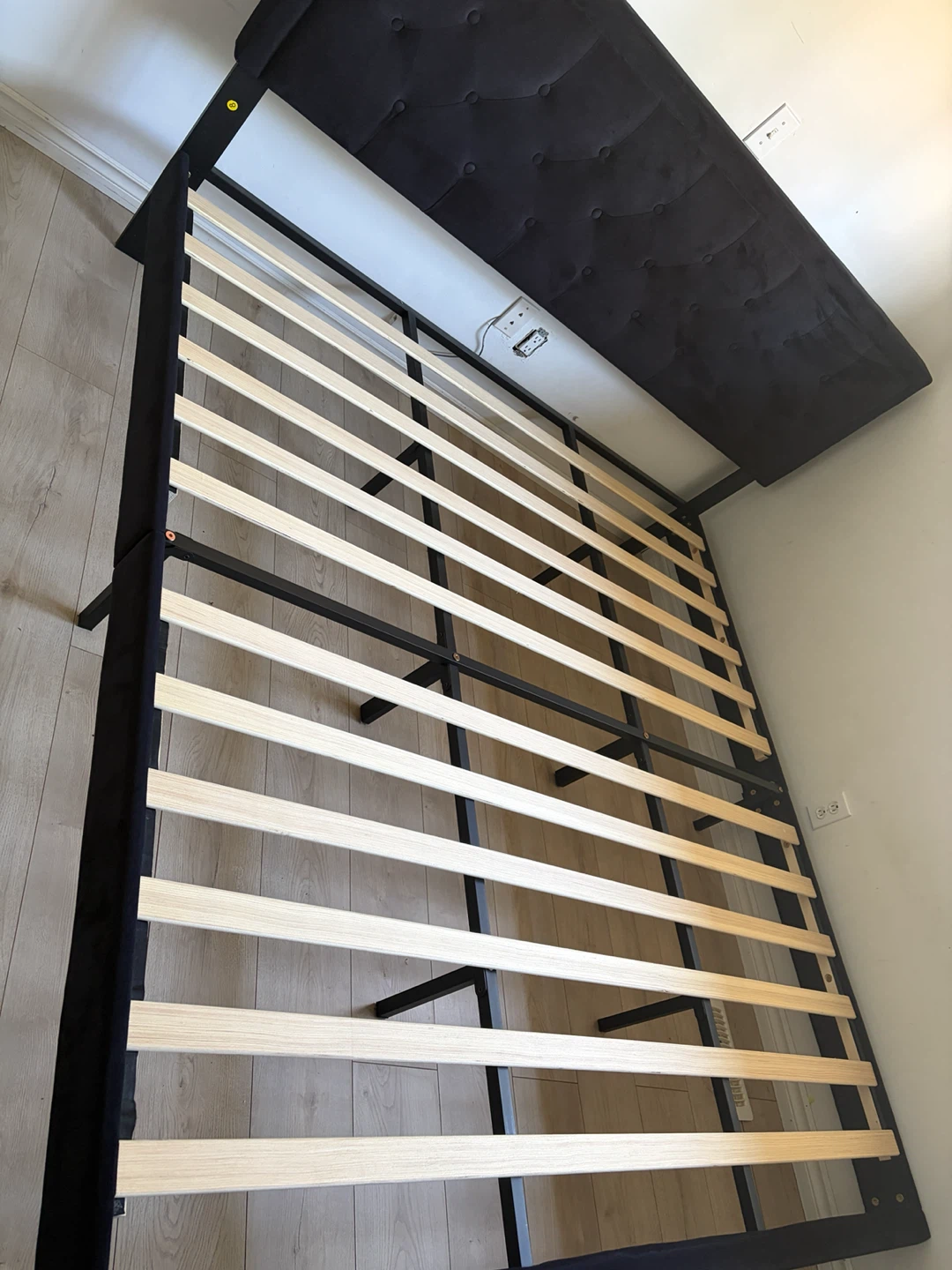 Black Velvet Tufted Headboard Bed Frame - photo 2