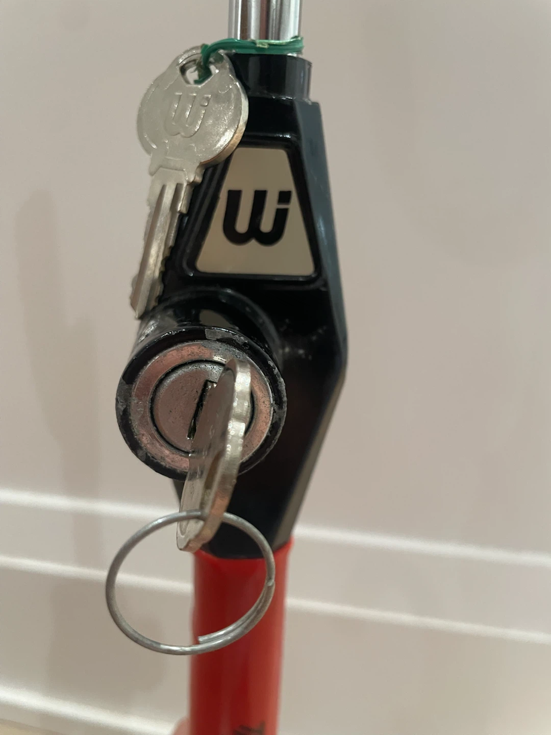 Red Steering Wheel Lock with Keys - photo 5