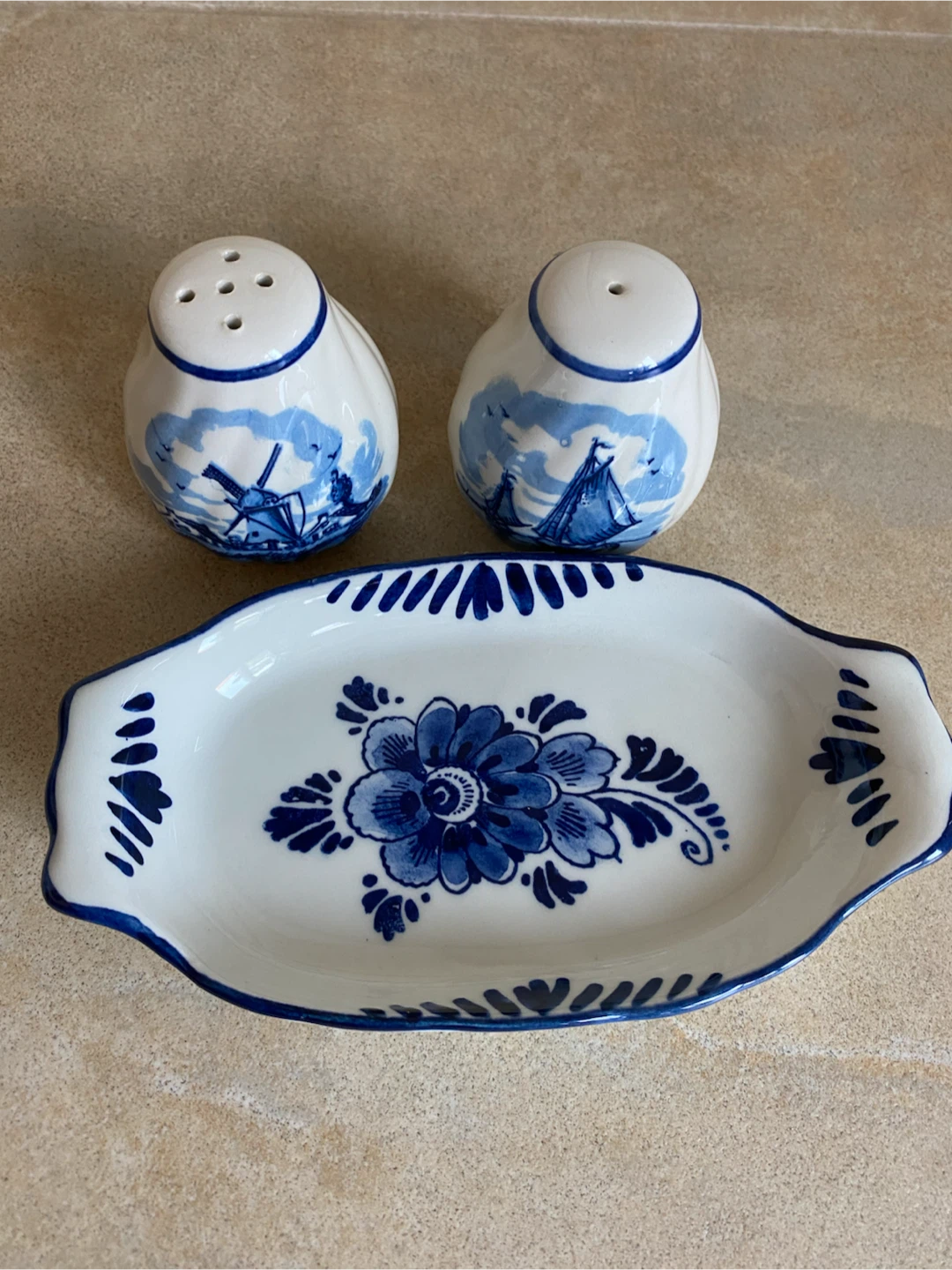Delft Blue Salt and Pepper Shakers with Tray - photo 2
